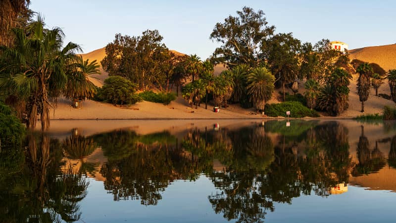 Vista panorámica de la Huacachina, un oasis en el desierto de Ica