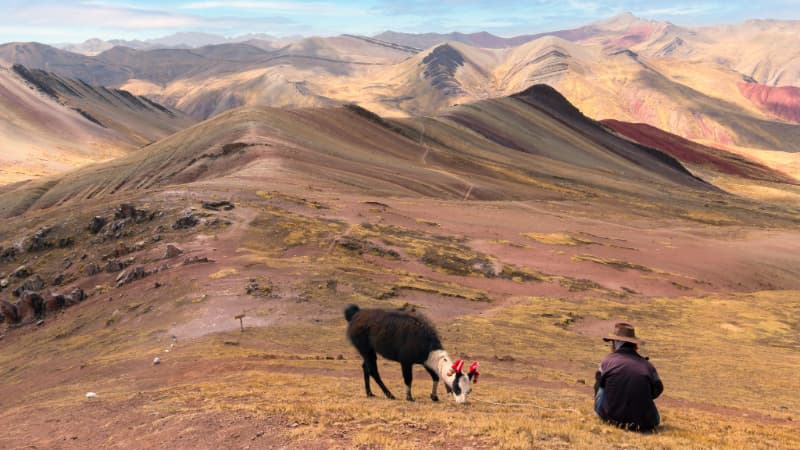 Montaña de Palcoyo con sus colores naturales en la cordillera andina.