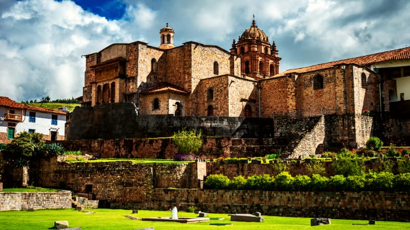 Templo de Qorikancha, antigua estructura inca bajo la Iglesia de Santo Domingo.