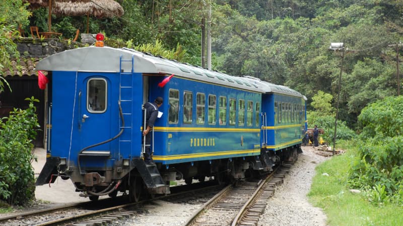 Tren desde Aguas Calientes hacia Machu Picchu