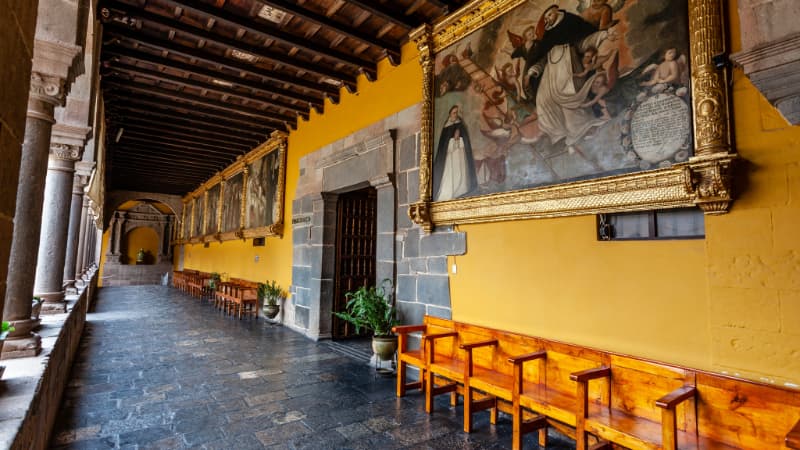 Entrada al Templo de Qorikancha y su museo subterráneo en Cusco