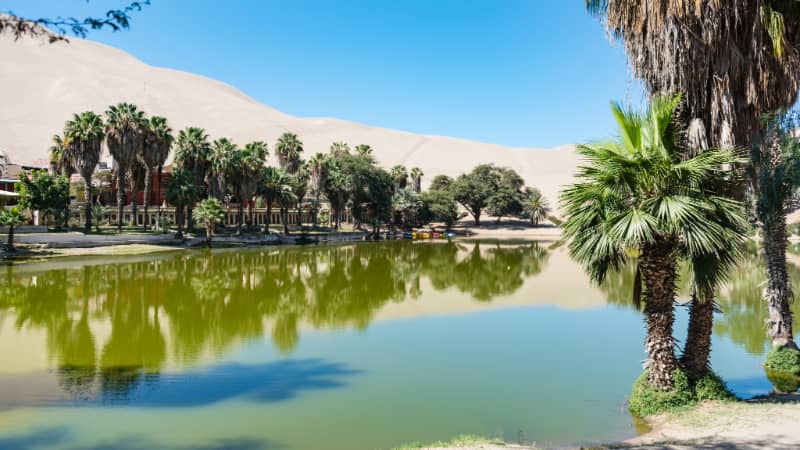 Vista frontal de la Laguna de la Huacachina