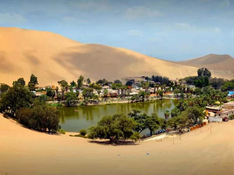 Oasis natural del lago de Huacachina en el desierto de Ica