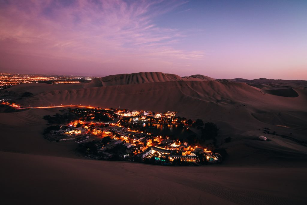 Vista panorámica del atardecer sobre las dunas de Huacachina