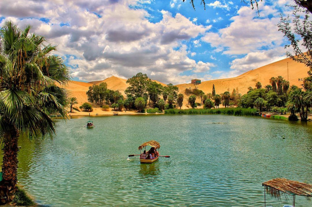 Terrazas junto a la laguna de Huacachina para descansar