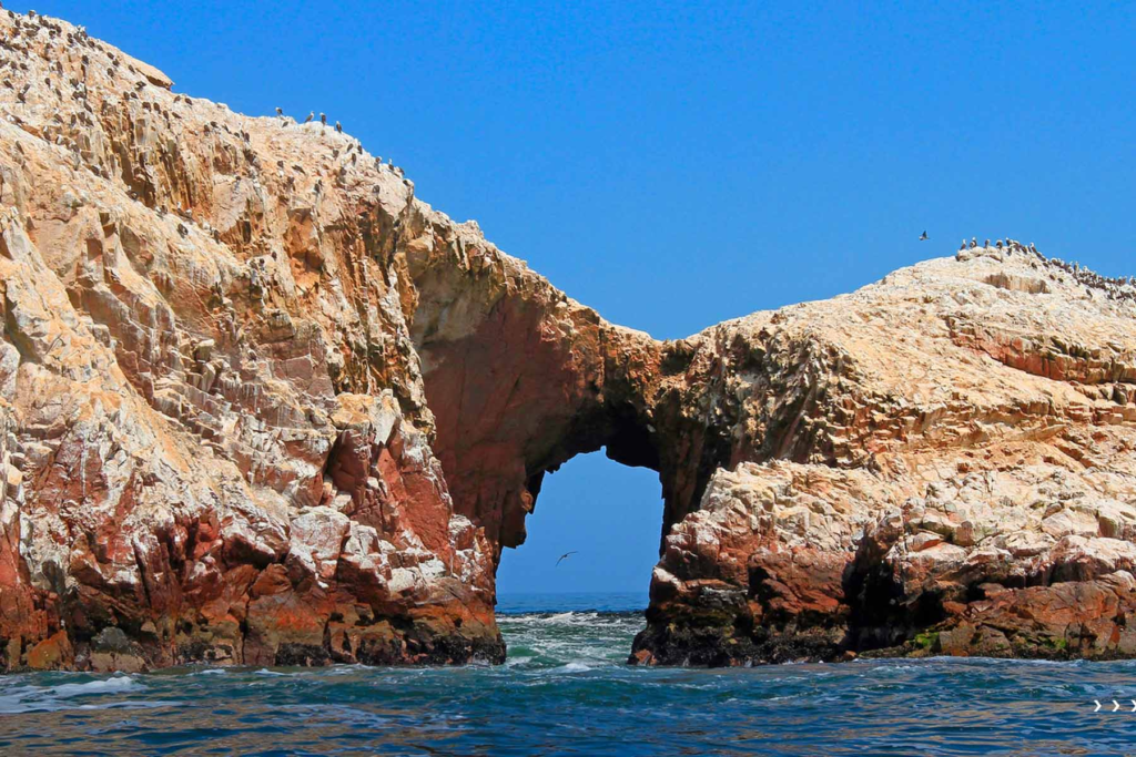 Islas Ballestas, un lugar histórico donde la recolección de guano fue esencial para civilizaciones prehispánicas.