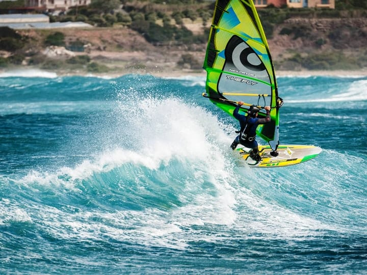 Kitesurf en la bahía de Paracas, cerca de las Islas Ballestas y la Reserva Nacional de Paracas."
"Windsurf en las tranquilas aguas de la Reserva Nacional Islas Ballestas."