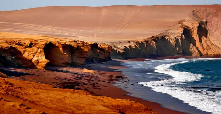 Playa Roja en la Reserva Nacional de Paracas, cerca de las Islas Ballestas