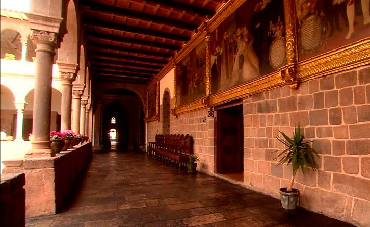 Interior del Templo de Qorikancha en Cusco, donde la arquitectura inca se fusiona con la colonial.