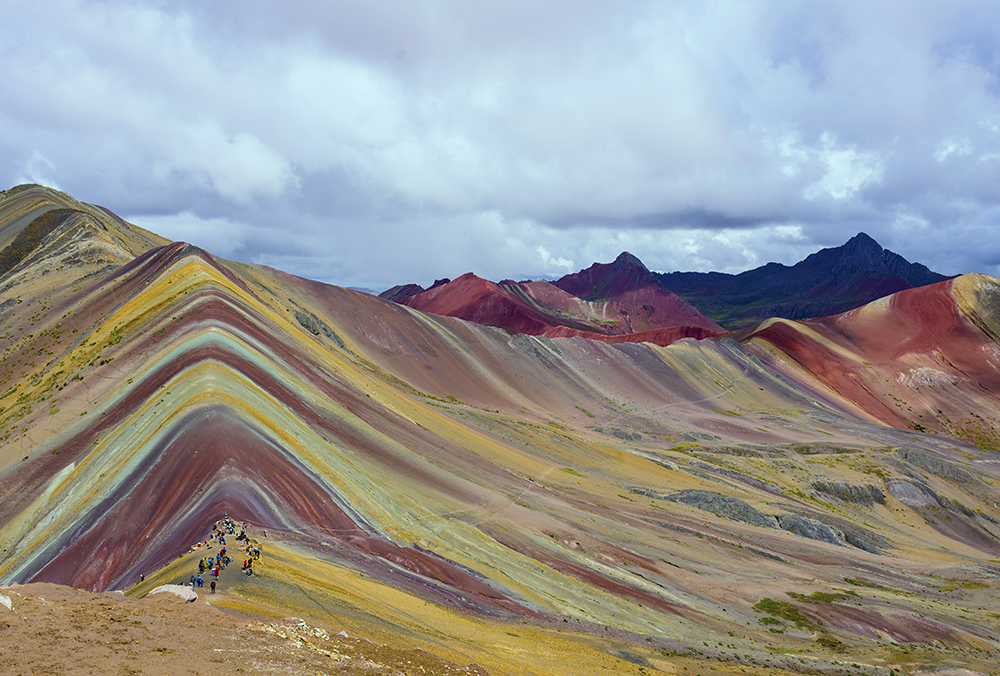 "Vista panorámica de las tres montañas de colores en Palcoyo.